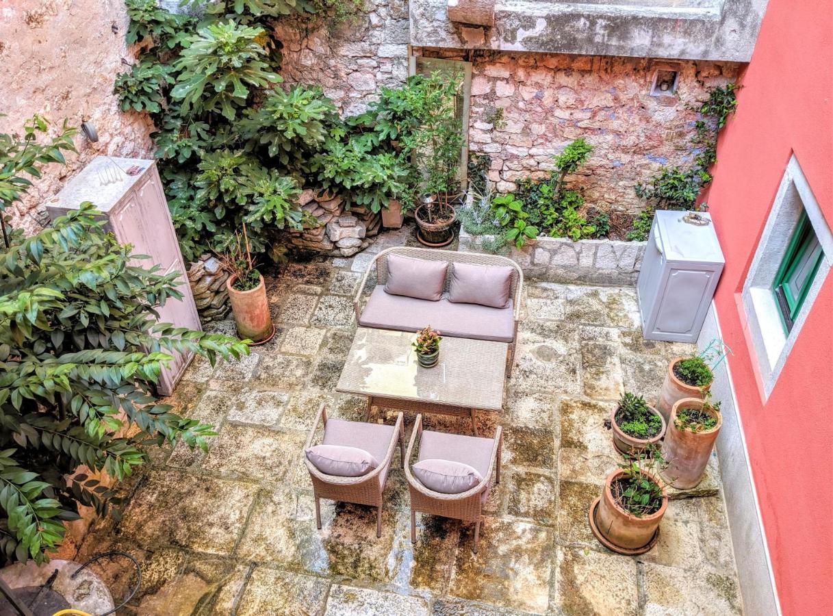 Private Courtyard Medieval Stone Home In Old Town Rovinj Exterior photo