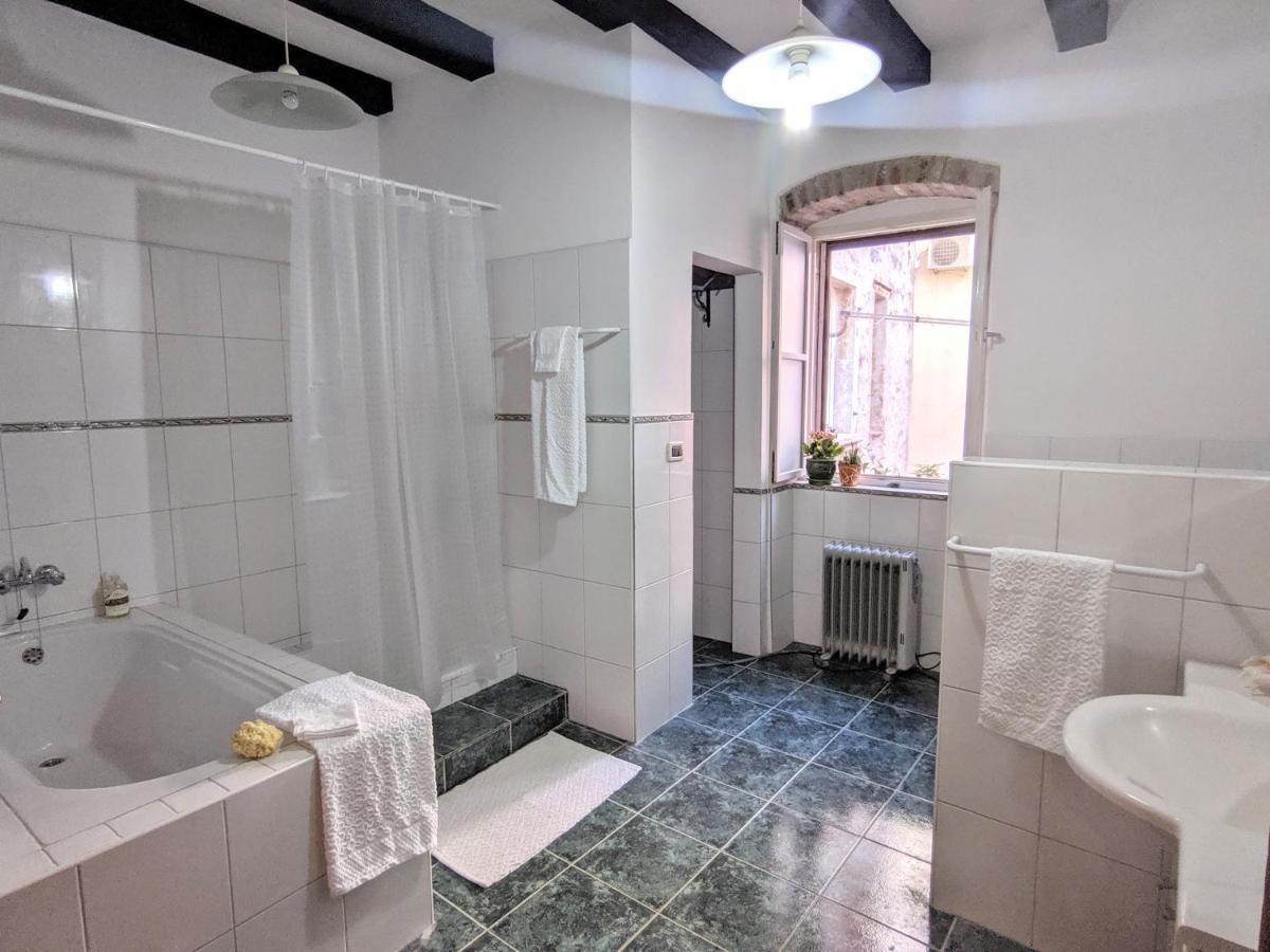 Private Courtyard Medieval Stone Home In Old Town Rovinj Exterior photo