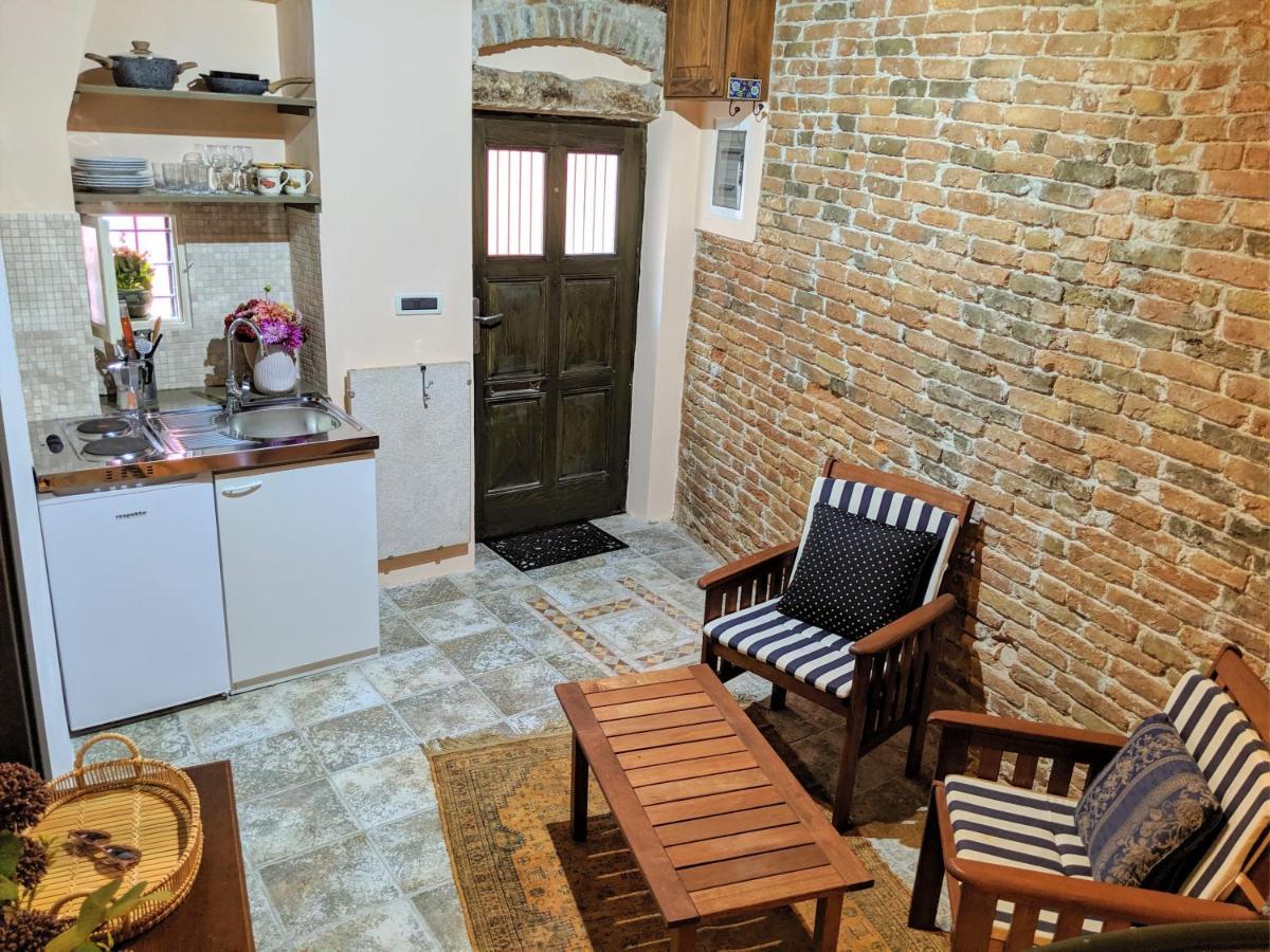Private Courtyard Medieval Stone Home In Old Town Rovinj Exterior photo