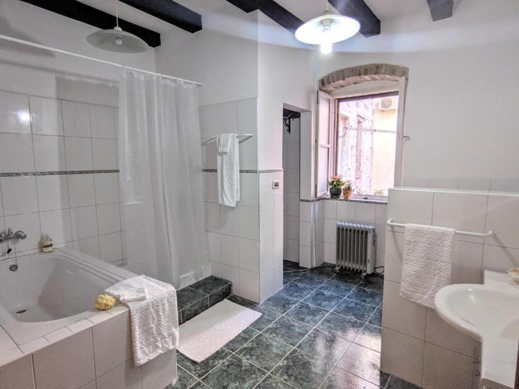 Private Courtyard Medieval Stone Home In Old Town Rovinj Exterior photo